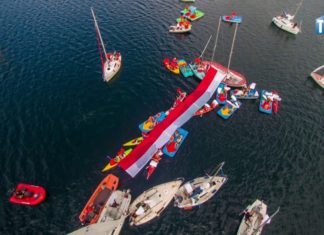 2018.08.15 – POLSKA BANDERA NA ŚRODKU JEZIORA