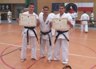 MACIEJ GRABSKI ORAZ SEBASTIAN UZAR Z TARNOBRZESKIEGO KLUBU OYAMA KARATE OFICJALNYMI POSIADACZAMI CZARNYCH PASÓW
