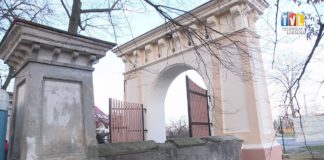 2019.12.16 – PAŁAC DOLAŃSKICH Z ODNOWIONĄ BRAMĄ