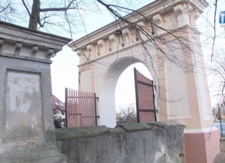 2019.12.16 – PAŁAC DOLAŃSKICH Z ODNOWIONĄ BRAMĄ