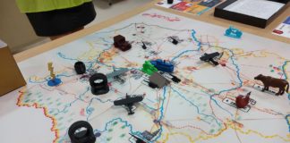 2020.11.03 – “SHL-ką PRZEZ COP”. POWSTAŁA NOWA GRA PLANSZOWA