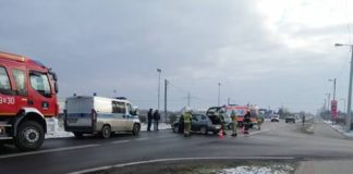 2020.12.01 – W GORZYCACH TOYOTA ZDERZYŁA SIĘ Z SEATEM. RUCH ODBYWA SIĘ WAHADŁOWO.