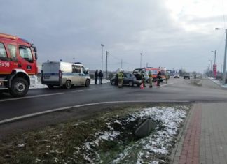 2020.12.01 – W GORZYCACH TOYOTA ZDERZYŁA SIĘ Z SEATEM. RUCH ODBYWA SIĘ WAHADŁOWO.