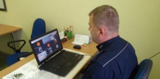 2020.12.11 – TARNOBRZESCY POLICJANCI PROWADZĄ SPOTKANIA ONLINE Z UCZNIAMI