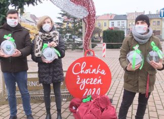 2020.12.11 – BOMBKI “CHOINKI” JUŻ NA MIEJSKIEJ CHOINCE. TO DOPIERO POCZĄTEK WIELKIEJ AKCJI CHARYTATYWNEJ