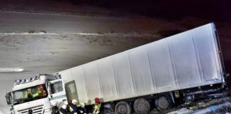 2021.01.15 – NIEBEZPIECZNY POŚLIZG TIRA W CHMIELOWIE