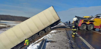 2021.01.15 – PO WYPADKU TIRA DROGA W CHMIELOWIE WCIĄŻ ZAMKNIĘTA