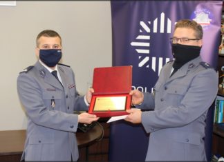 2021.01.18 – MINISTER SPRAW WEWNĘTRZNYCH I ADMINISTRACJI WYRÓŻNIŁ POLICJANTA Z TARNOBRZEGA