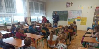 2021.02.11 – POLICJANCI ROZMAWIALI Z UCZNIAMI O ZASADACH BEZPIECZNEGO KORZYSTANIA Z INTERNETU
