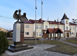 2021.03.18 – POMNIK ORŁA PIASTOWSKIEGO NA BARANOWSKIM RYNKU