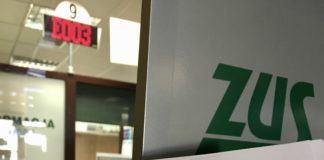 OJCOWIE KORZYSTAJĄ Z URLOPÓW CELEM WYCHOWYWANIA DZIECKA