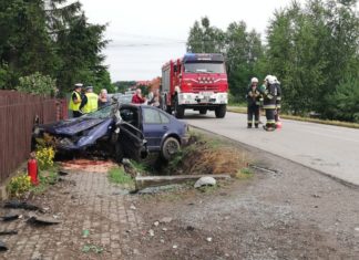 W SOKOLNIKACH KIEROWCA VOLKSWAGENA WJECHAŁ W OGRODZENIE POSESJI