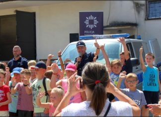 POLICJANCI ROZMAWIALI Z DZIEĆMI O BEZPIECZEŃSTWIE PODCZAS WAKACJI