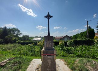 ROZPOCZĘŁY SIĘ PRACE REMONTOWE KRZYŻA WOTYWNEGO W MIECHOCINIE