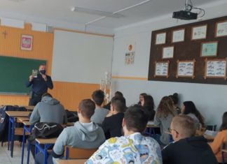 POLICJANCI ROZMAWIALI Z UCZNIAMI O HANDLU LUDŹMI