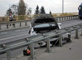 CZTERY AUTA ZDERZYŁY SIĘ NA WIADUKCIE W TARNOBRZEGU