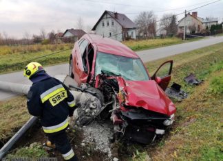 TARNOBRZEG. AUTO UDERZYŁO W SŁUP ENERGETYCZNY