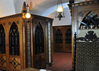 KONSERWACJA SZAF BIBLIOTECZNYCH W ZAMKU DZIKOWSKIM