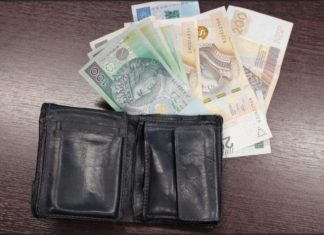 BĘDĄC NA BASENIE, ZABRAŁA ZNALEZIONY PORTFEL