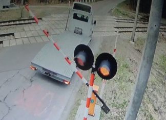 KIEROWCA CIĘŻARÓWKI WJECHAŁ POD ZAMYKAJĄCY SIĘ SZLABAN