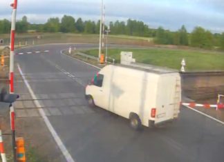 WJECHAŁ NA STRZEŻONY PRZEJAZD KOLEJOWY I USZKODZIŁ ROGATKĘ