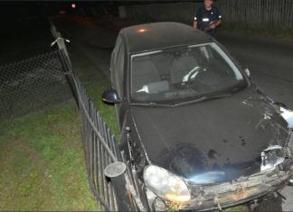 KIEROWCA VOLKSWAGENA STARANOWAŁ OGRODZENIA TRZECH POSESJI. BYŁ PIJANY