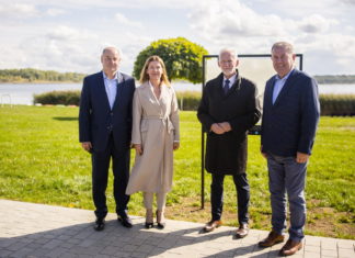 “SZKLANY SPACER” BRZEGIEM JEZIORA