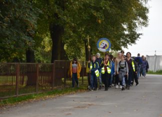 UCZNIOWIE SZKÓŁ KATOLICKICH NA PIELGRZYMKOWYM SZLAKU