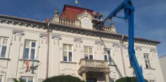 ROZPOCZĘŁA SIĘ RENOWACJA HERBU NA BUDYNKU URZĘDU MIASTA TARNOBRZEGA