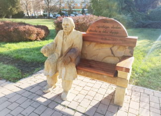 ŁAWECZKI PROFESORA PAWŁOWSKIEGO I WÓJTA SŁOMKI PODDANO RENOWACJI