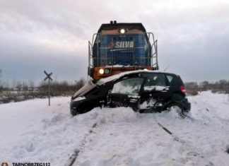 ZDERZENIE SAMOCHODU Z POCIĄGIEM W DĄBROWICY. SĄ POSZKODOWANI