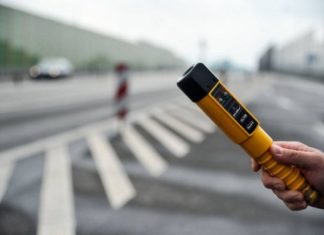 KIEROWCA PEUGEOTA BEZ PRAWA JAZDY I Z 3 PROMILAMI – WIÓZŁ PASAŻERA