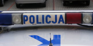 MĘŻCZYZNA UKRADŁ ALKOHOL I SZARPAŁ PRACOWNICĘ OCHRONY. POLICJANCI ZNALEŹLI GO W LESIE