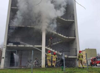 POŻAR W BLOKU KOMUNALNYM W TARNOBRZEGU. TRWA AKCJA RATOWNICZO-GAŚNICZA