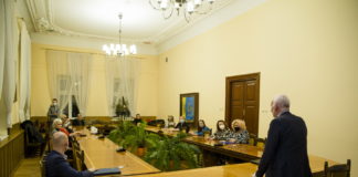 W POMNIEJSZONYM SKŁADZIE