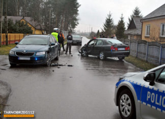 ZDERZENIE SAMOCHODÓW W GMINIE BARANÓW SANDOMIERSKI. DWIE OSOBY W SZPITALU