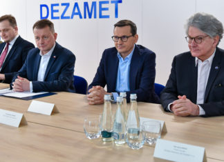 PREMIER MORAWIECKI Z KOMISARZEM UE ODWIEDZILI NOWĄ DĘBĘ