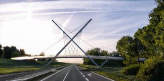 TARNOBRZESKI ODCINEK “BLUE VALLEY” Z KŁADKĄ NAD WISŁOSTRADĄ ŁĄCZĄCĄ TRASĘ ROWEROWĄ Z JEZIOREM