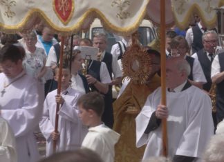 2023.06.08 – PROCESJE ZA EUCHARYSTYCZNYM CHRYSTUSEM