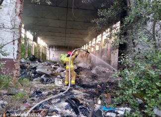 POŻAR HALI MAGAZYNOWEJ W CHMIELOWIE