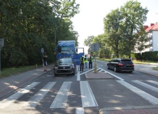 W NOWEJ DĘBIE CIĘŻARÓWKA ZDERZYŁA SIĘ Z VOLKSWAGENEM