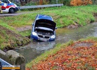 W KRAWCACH VOLKSWAGEN TIGUAN WJECHAŁ DO KANAŁU Z WODĄ