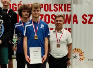 NOWA DĘBA: BADMINTONIŚCI Z “JEDYNKI” Z BRĄZOWYM MEDALEM