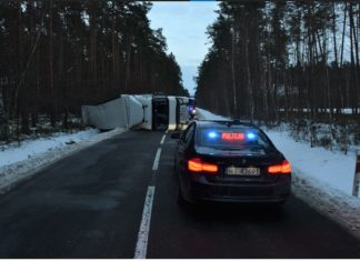 ZABLOKOWAŁ DROGĘ NA KILKA GODZIN. WCZEŚNIEJ WJECHAŁ DO ROWU I BYŁ PIJANY