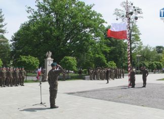 2024.05.02 – NOWA DĘBA W BIAŁO-CZERWONYCH BARWACH