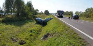 WYPADEK DROGOWY W JEZIÓRKU