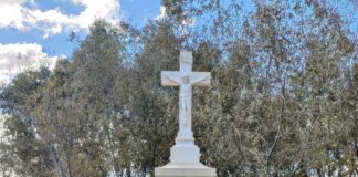 PONAD STULETNI KAMIENNY KRZYŻ Z WIELOWSI ODZYSKAŁ BLASK