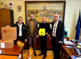 DEFIBRYLATORY W PREZENCIE