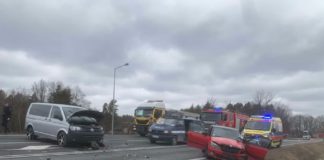 W NOWEJ DĘBIE ZDERZYŁY SIĘ DWA POJAZDY