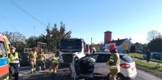 W NOWEJ DĘBIE OSOBOWE RENAULT ZDERZYŁO SIĘ Z CIĘŻARÓWKĄ